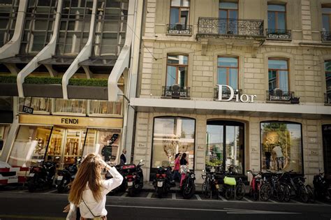 sucette dior pas cher|Scandale chez Dior : une salariée aurait détourné 1,5 million .